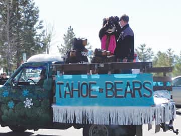 022615-Snowfest_bearsParade