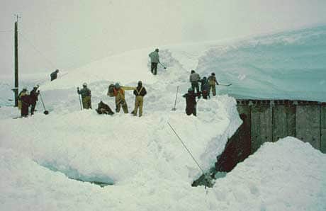 102915-SierraStories_1983_SP_Workers_Shoveling_Shed